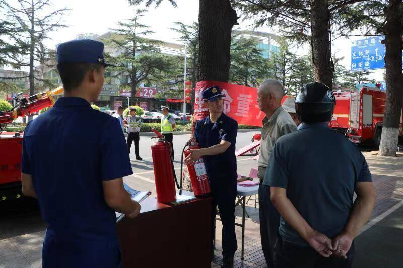 棲霞市消防救援大隊(duì)開展安全宣傳咨詢?nèi)障佬麄骰顒?dòng)